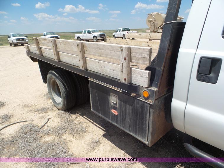 image for item CC9865 2005 Ford F350 flatbed pickup truck