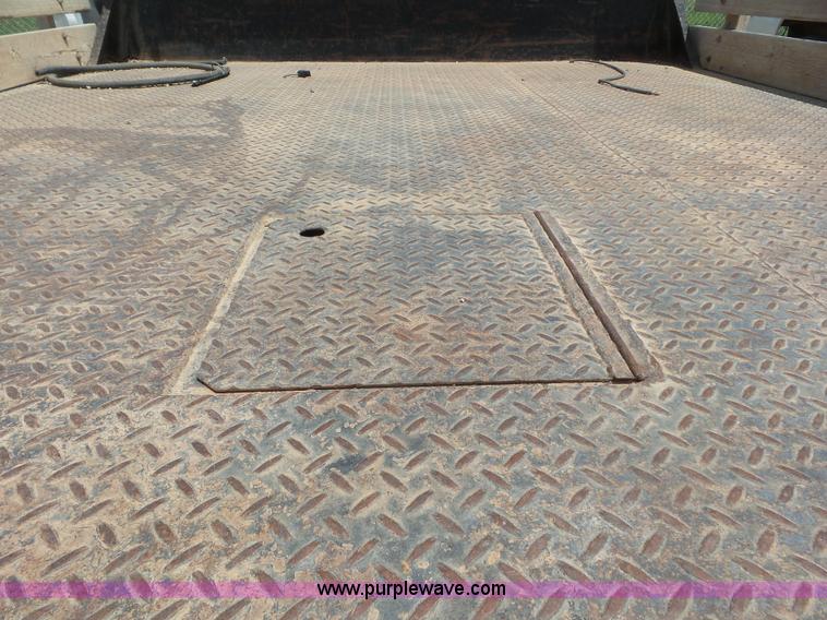 image for item CC9865 2005 Ford F350 flatbed pickup truck