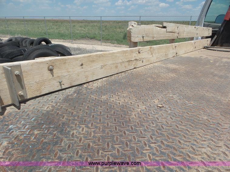 image for item CC9865 2005 Ford F350 flatbed pickup truck