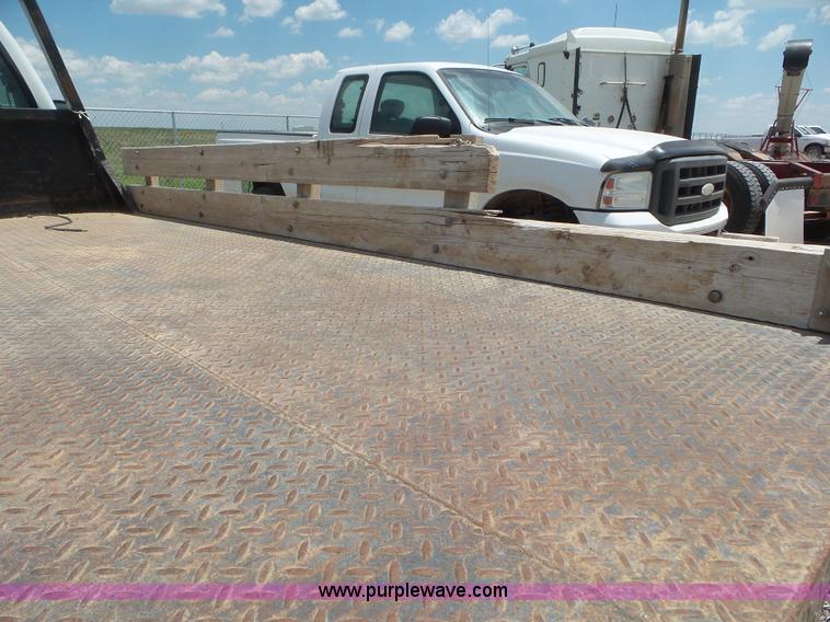 image for item CC9865 2005 Ford F350 flatbed pickup truck