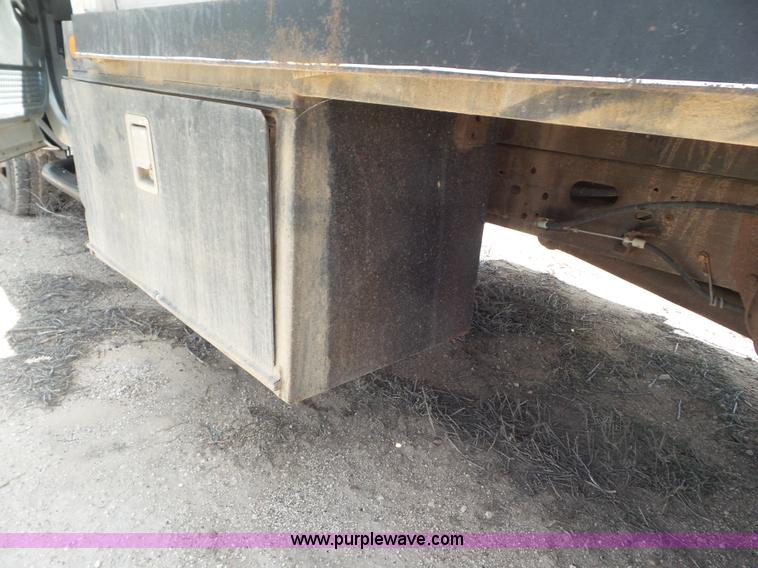 image for item CC9865 2005 Ford F350 flatbed pickup truck