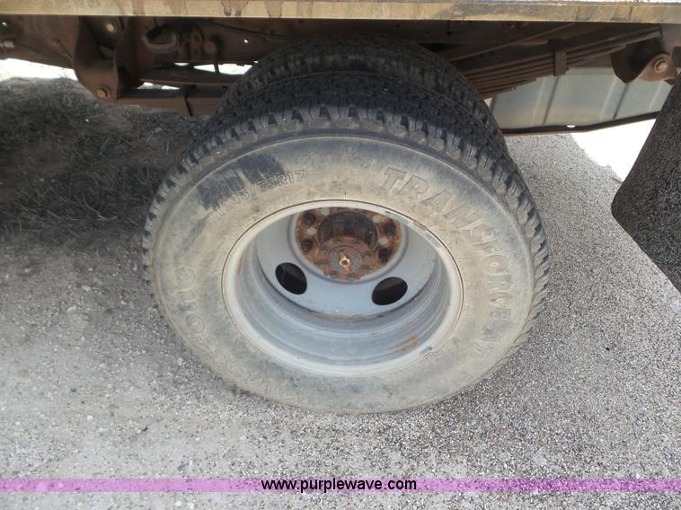 image for item CC9865 2005 Ford F350 flatbed pickup truck