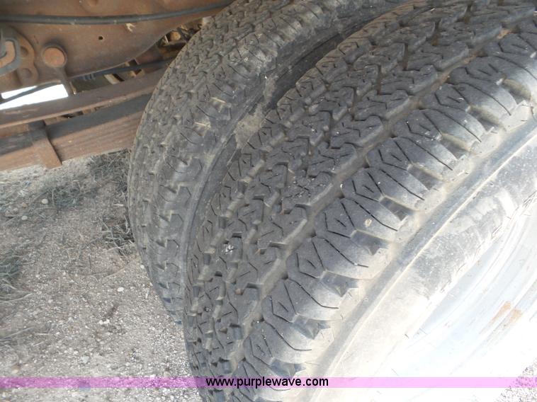 image for item CC9865 2005 Ford F350 flatbed pickup truck