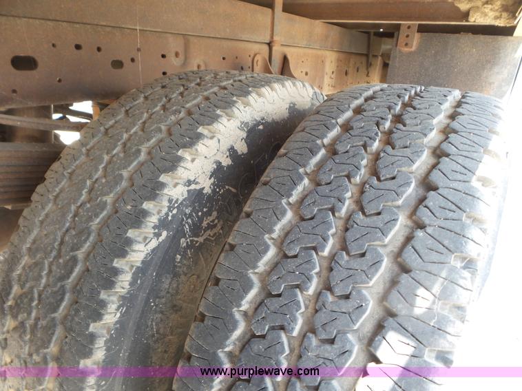 image for item CC9865 2005 Ford F350 flatbed pickup truck