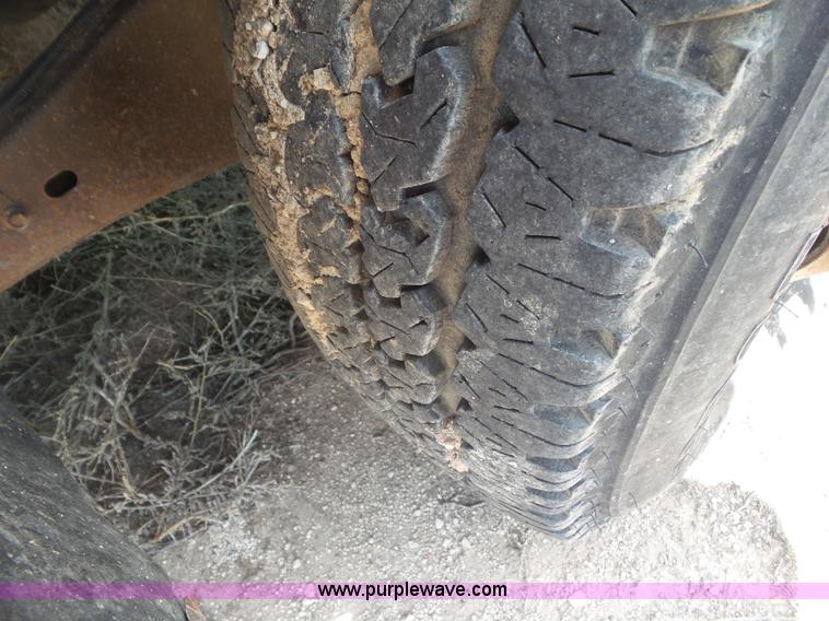 image for item CC9865 2005 Ford F350 flatbed pickup truck