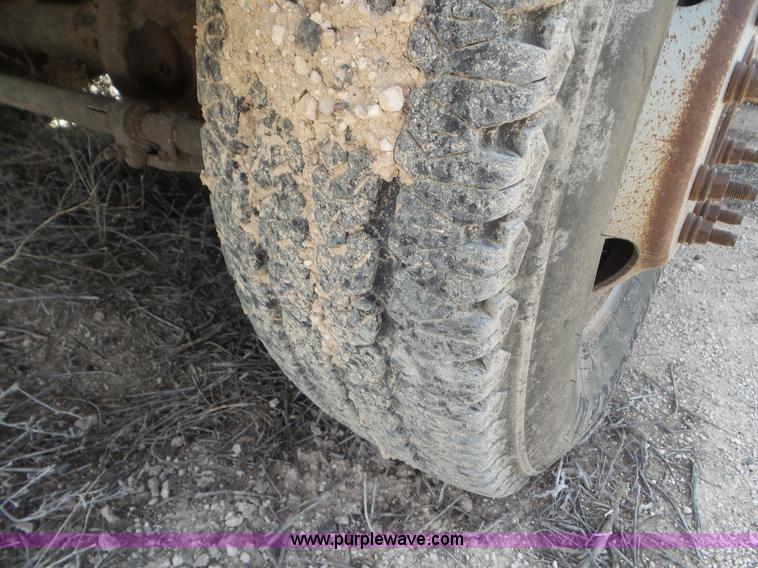 image for item CC9865 2005 Ford F350 flatbed pickup truck