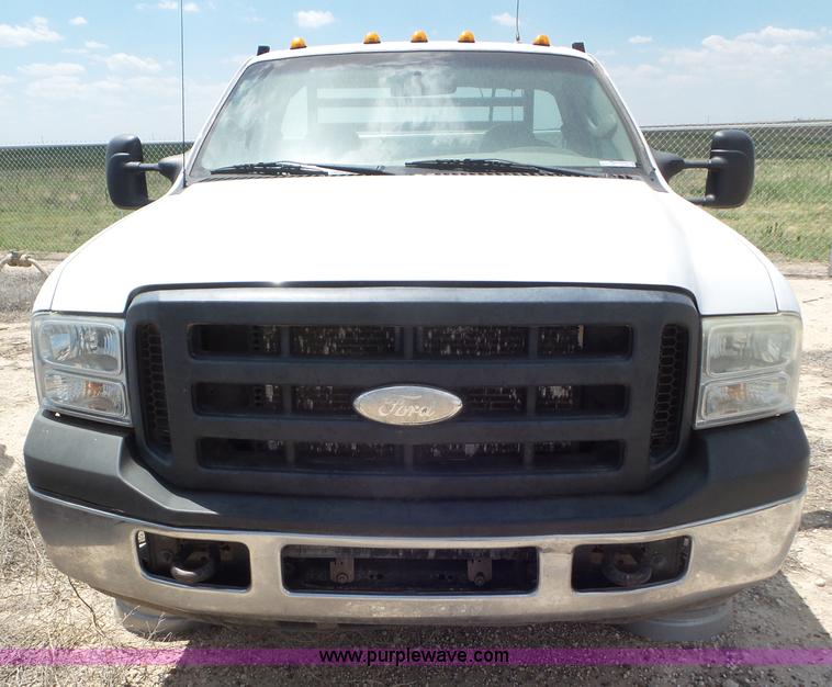 image for item CC9868 2007 Ford F350 Super Duty flatbed pickup truck