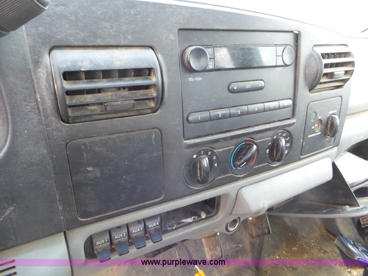 image for item CC9868 2007 Ford F350 Super Duty flatbed pickup truck