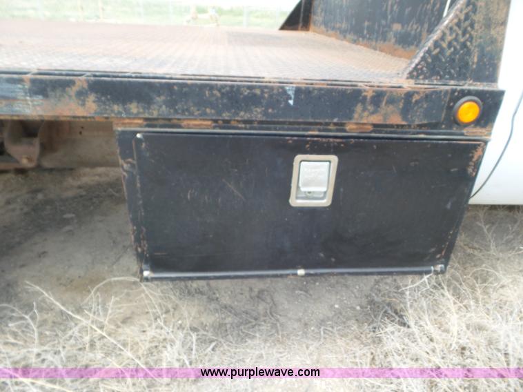 image for item CC9868 2007 Ford F350 Super Duty flatbed pickup truck