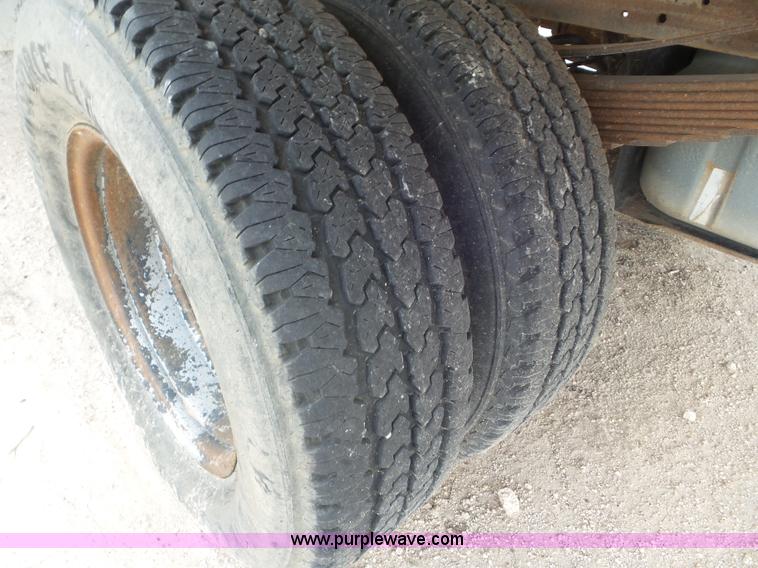 image for item CC9868 2007 Ford F350 Super Duty flatbed pickup truck