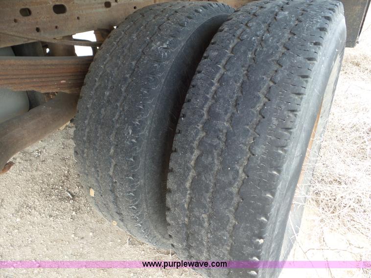 image for item CC9868 2007 Ford F350 Super Duty flatbed pickup truck