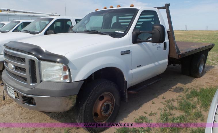 image for item CC9885 2005 Ford F350 flatbed pickup truck