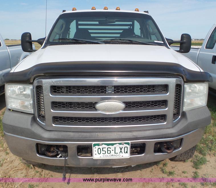 image for item CC9885 2005 Ford F350 flatbed pickup truck