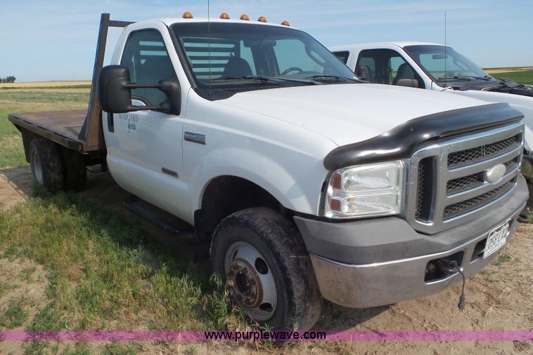 image for item CC9885 2005 Ford F350 flatbed pickup truck