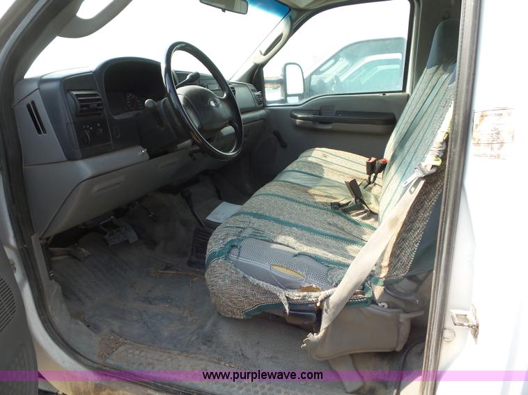 image for item CC9885 2005 Ford F350 flatbed pickup truck