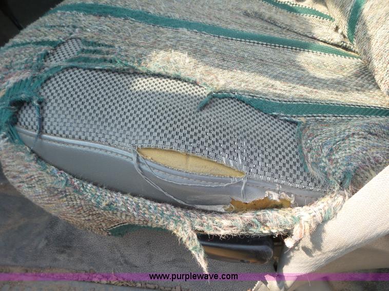 image for item CC9885 2005 Ford F350 flatbed pickup truck