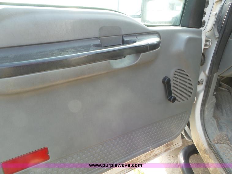 image for item CC9885 2005 Ford F350 flatbed pickup truck