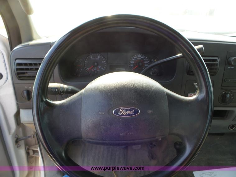 image for item CC9885 2005 Ford F350 flatbed pickup truck