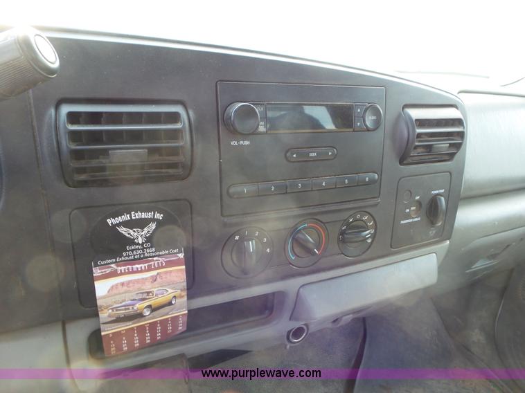 image for item CC9885 2005 Ford F350 flatbed pickup truck