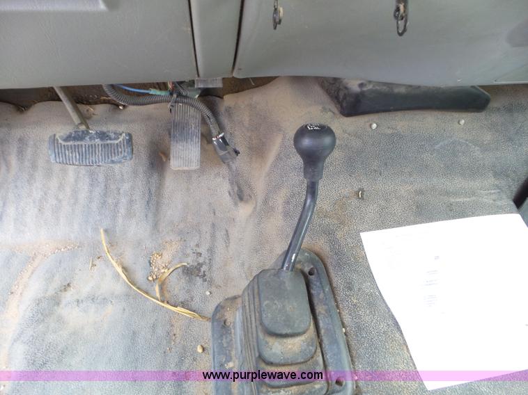 image for item CC9885 2005 Ford F350 flatbed pickup truck