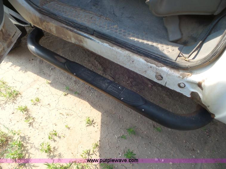 image for item CC9885 2005 Ford F350 flatbed pickup truck