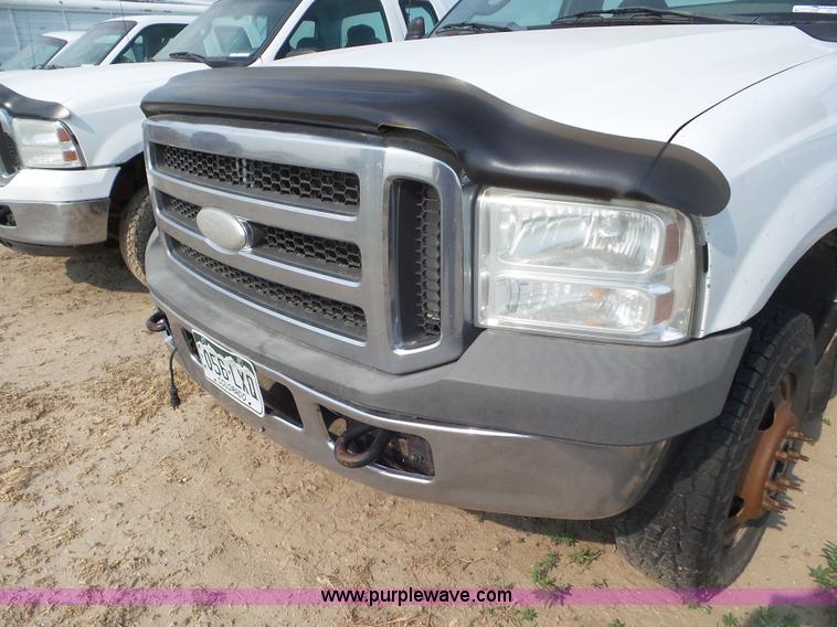 image for item CC9885 2005 Ford F350 flatbed pickup truck