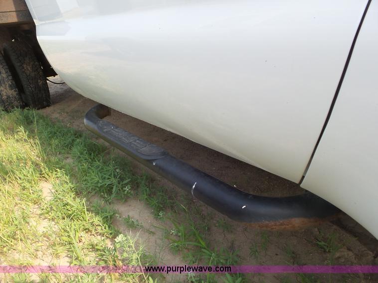 image for item CC9885 2005 Ford F350 flatbed pickup truck