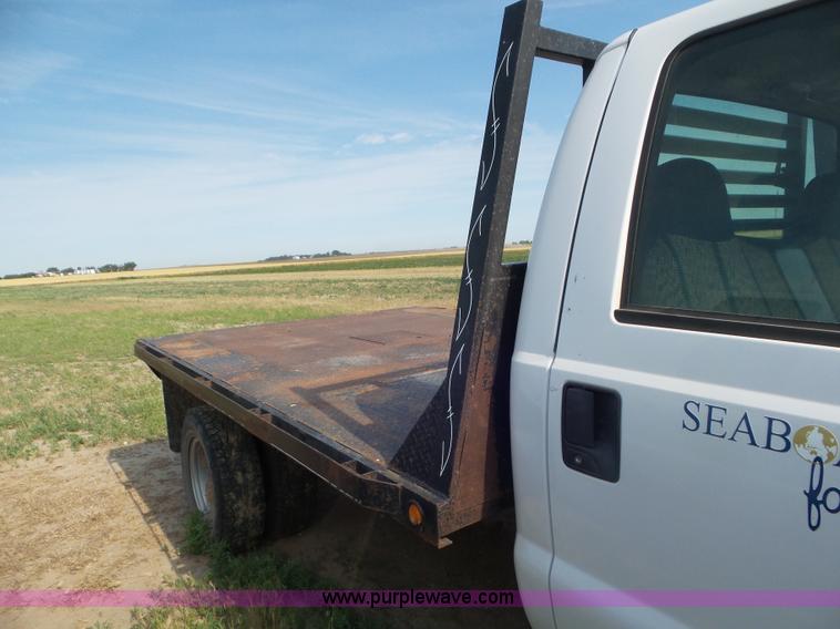image for item CC9885 2005 Ford F350 flatbed pickup truck