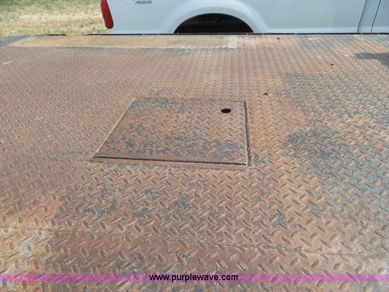 image for item CC9885 2005 Ford F350 flatbed pickup truck