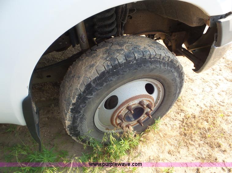 image for item CC9885 2005 Ford F350 flatbed pickup truck