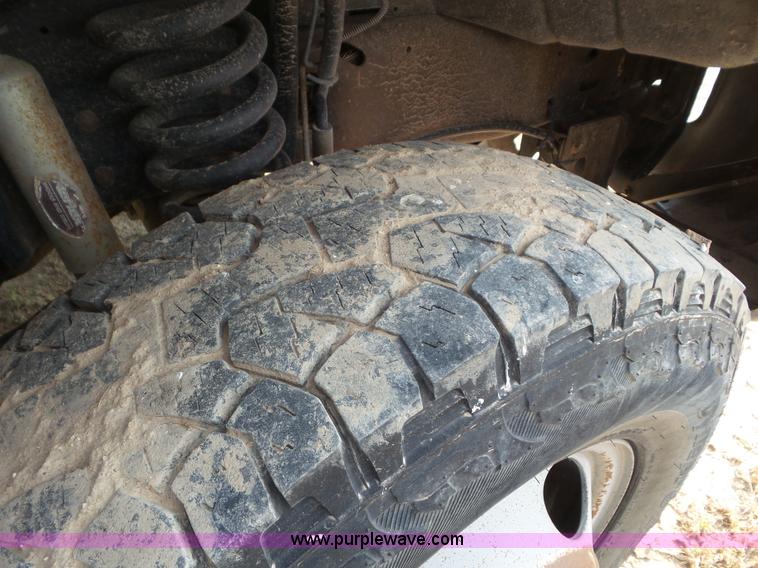 image for item CC9885 2005 Ford F350 flatbed pickup truck