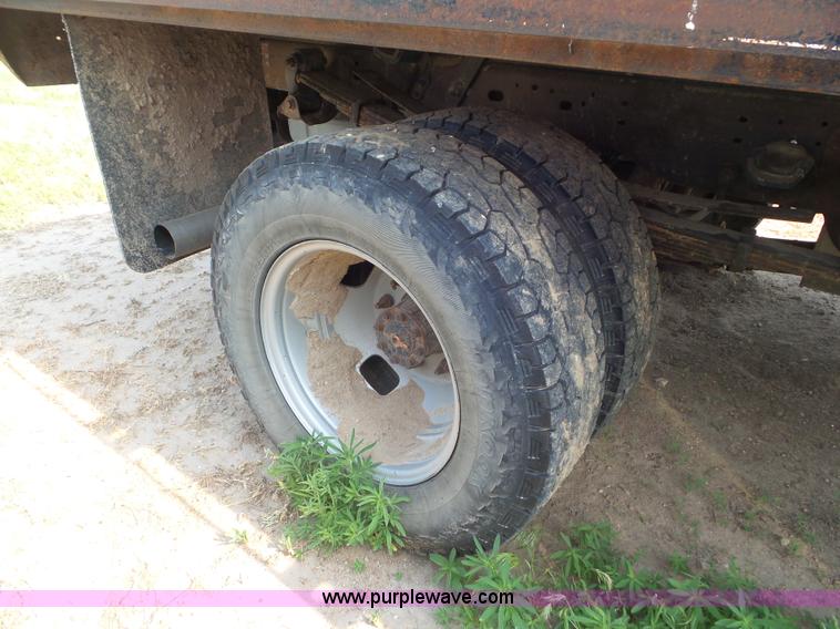 image for item CC9885 2005 Ford F350 flatbed pickup truck