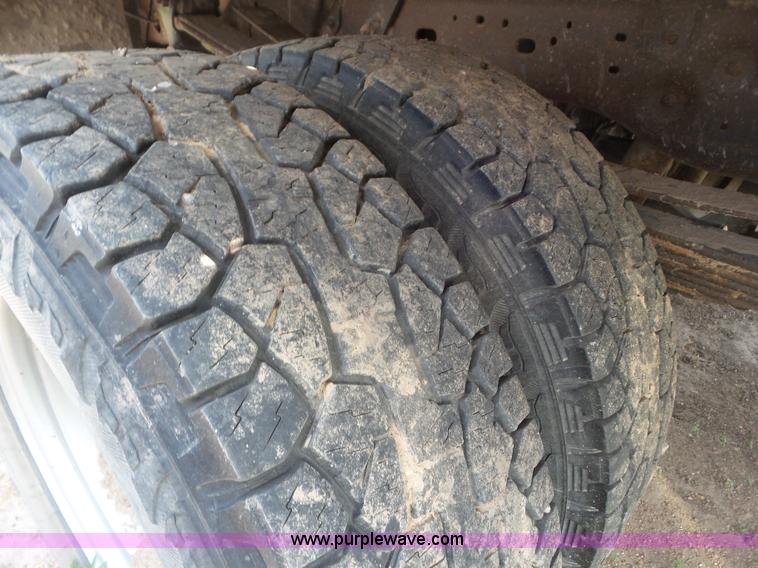 image for item CC9885 2005 Ford F350 flatbed pickup truck