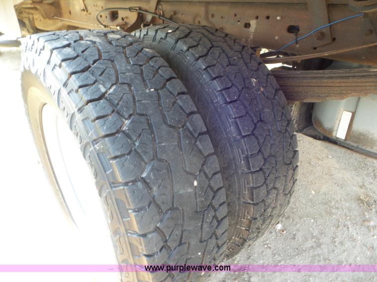 image for item CC9885 2005 Ford F350 flatbed pickup truck