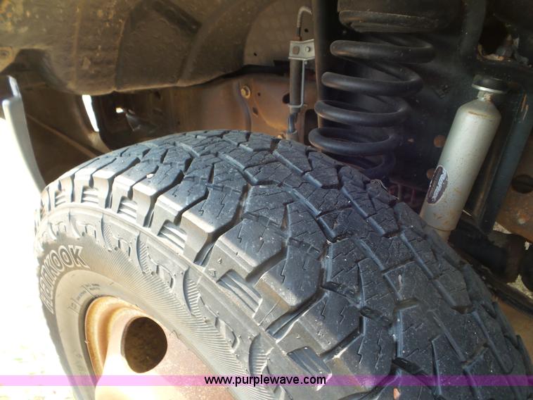 image for item CC9885 2005 Ford F350 flatbed pickup truck