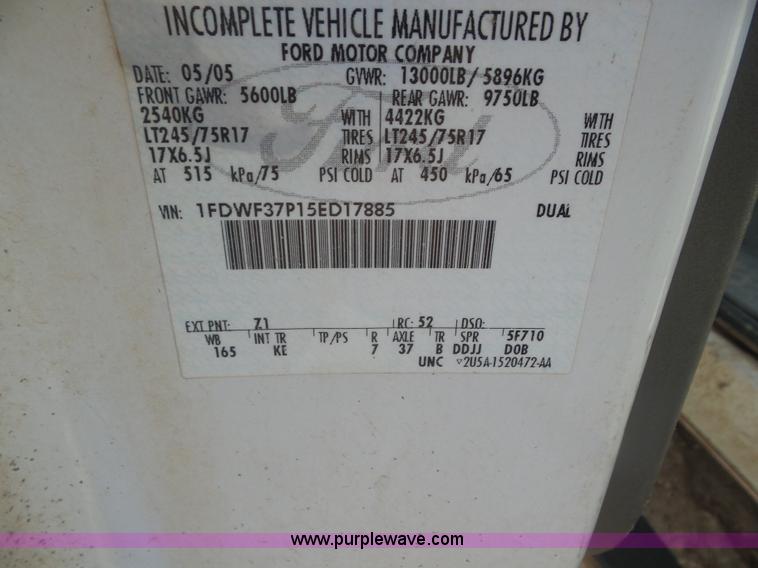 image for item CC9885 2005 Ford F350 flatbed pickup truck