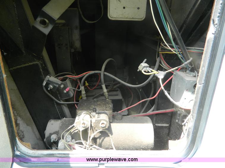 image for item D6172 1996 Damon Escaper camper