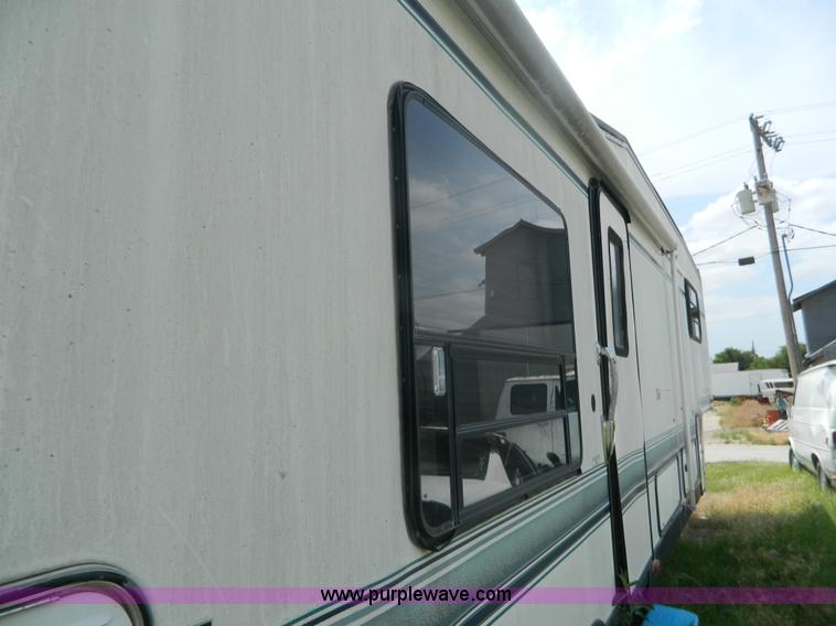 image for item D6172 1996 Damon Escaper camper