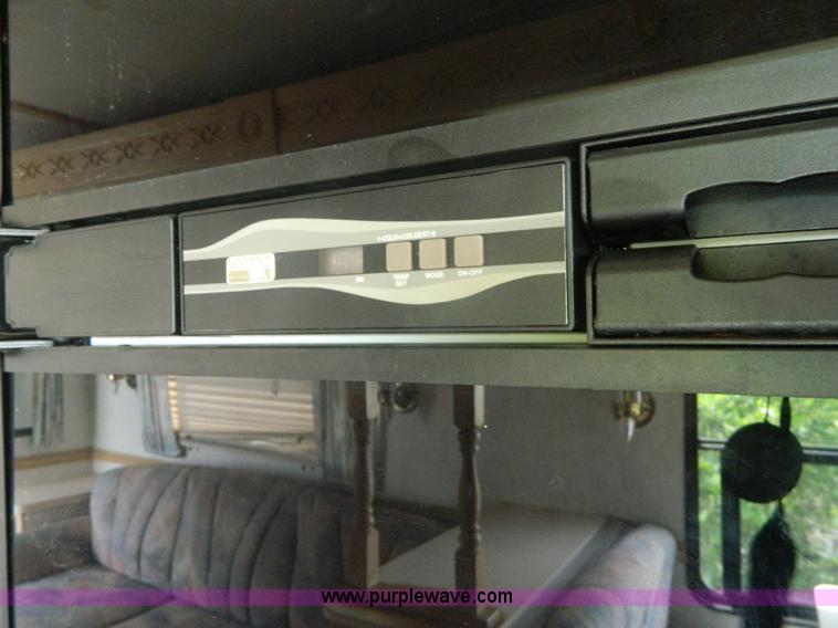 image for item D6172 1996 Damon Escaper camper