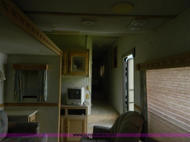 image for item D6172 1996 Damon Escaper camper