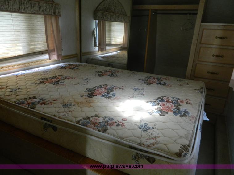 image for item D6172 1996 Damon Escaper camper