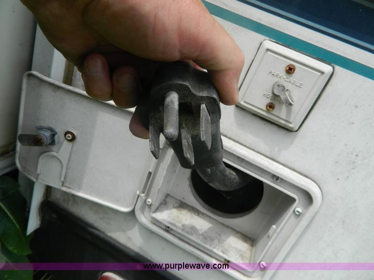 image for item D6172 1996 Damon Escaper camper