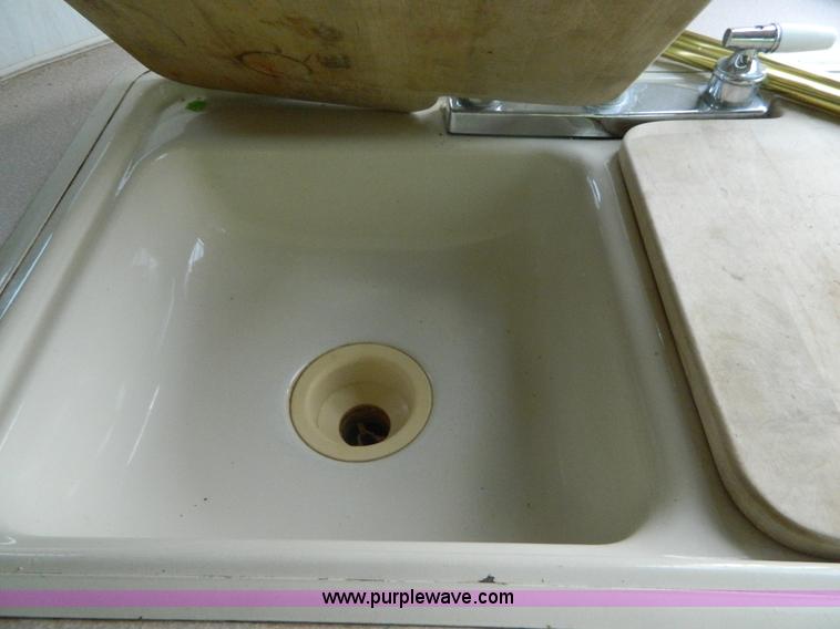 image for item D6172 1996 Damon Escaper camper