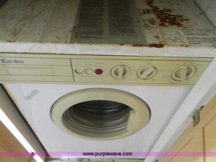 image for item D6172 1996 Damon Escaper camper