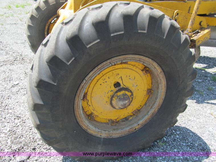 image for item J2669 1973 Caterpillar 112F motor grader