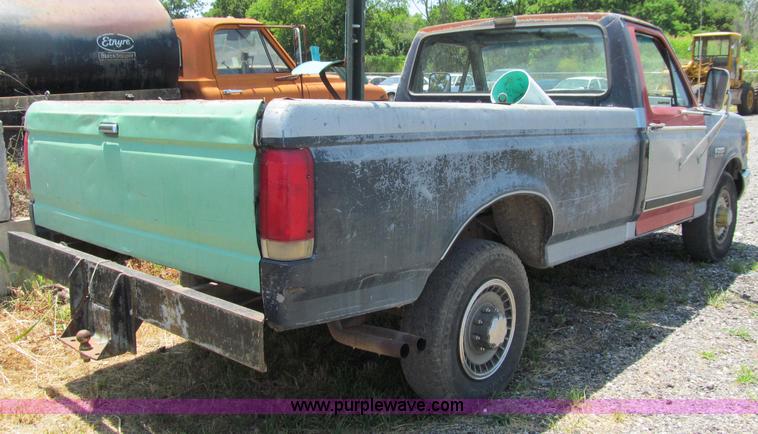 image for item J2670 1988 Ford F250 pickup truck