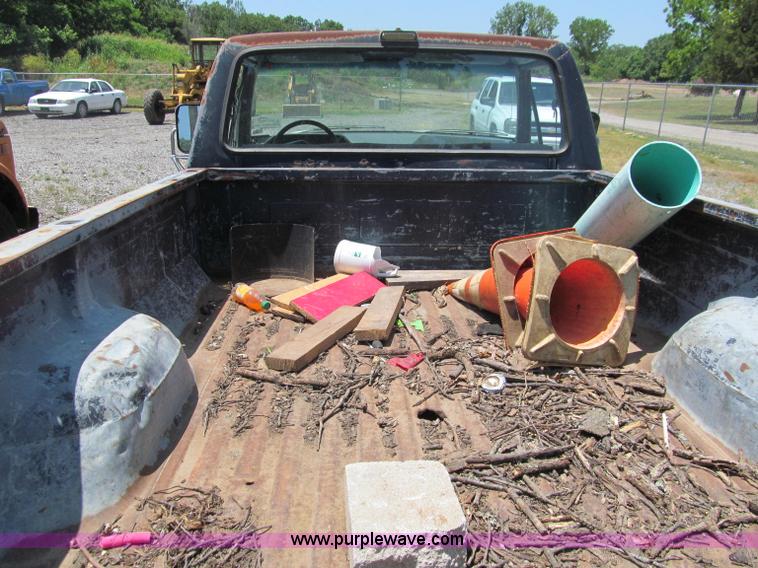 image for item J2670 1988 Ford F250 pickup truck