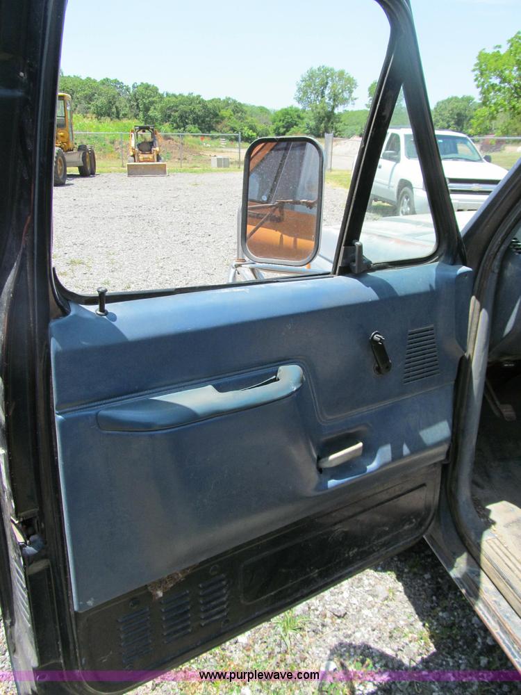 image for item J2670 1988 Ford F250 pickup truck