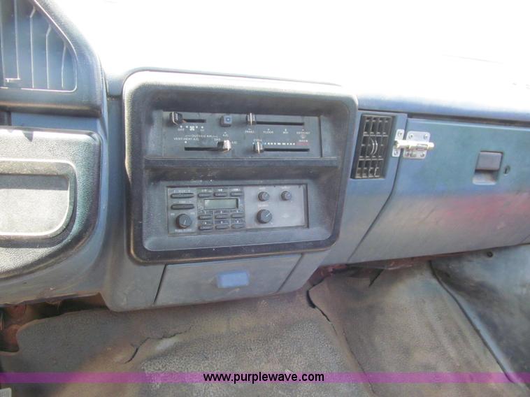 image for item J2670 1988 Ford F250 pickup truck