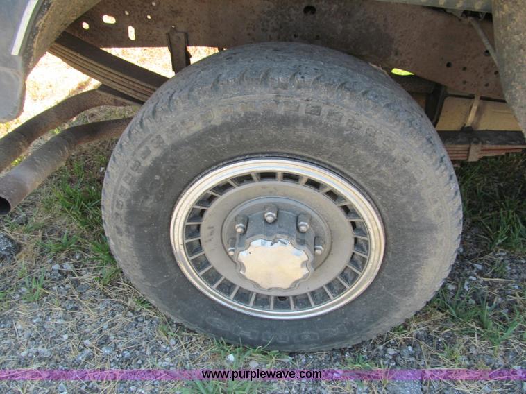 image for item J2670 1988 Ford F250 pickup truck